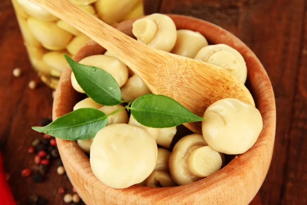 Funghi in ciotola, su fondo di legno — Foto Stock