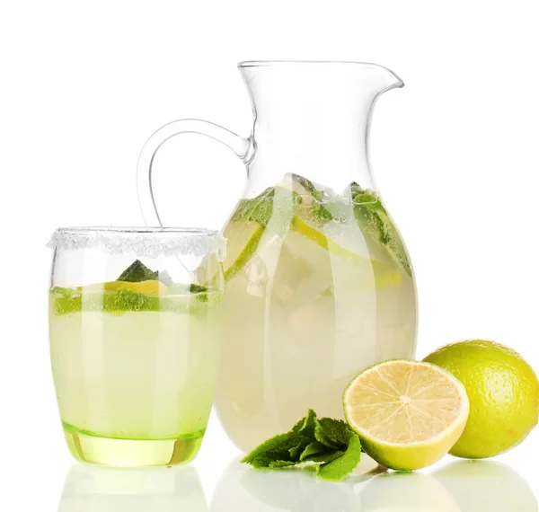 Limonade in werper en glas geïsoleerd op wit — Stockfoto