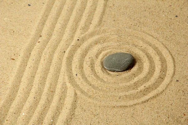 Zen-Garten mit geharktem Sand und runden Steinen aus nächster Nähe — Stockfoto