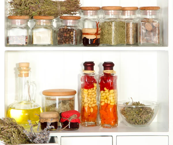 Olika kryddor på kök hyllor närbild — Stockfoto