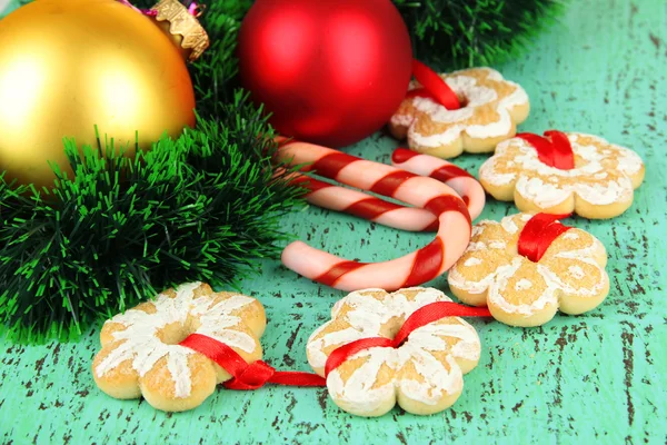 Julekaker og pynt på fargebakgrunn av tre – stockfoto