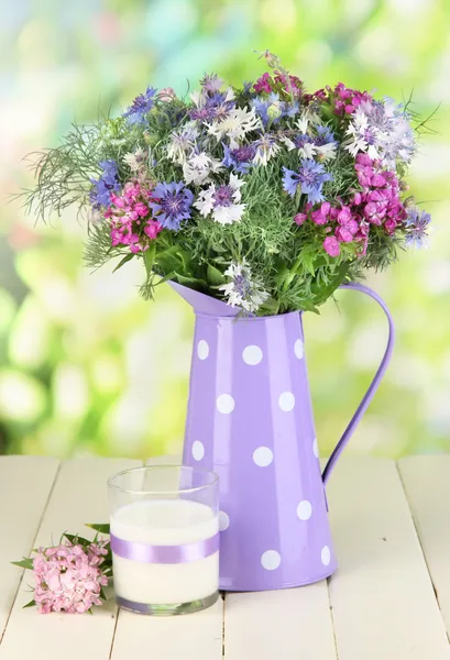 Bellissimo bouquet in brocca su tavolo in legno su sfondo naturale — Foto Stock