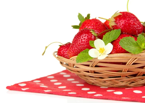 Maturare le fragole dolci in cesto, isolate su bianco — Foto Stock