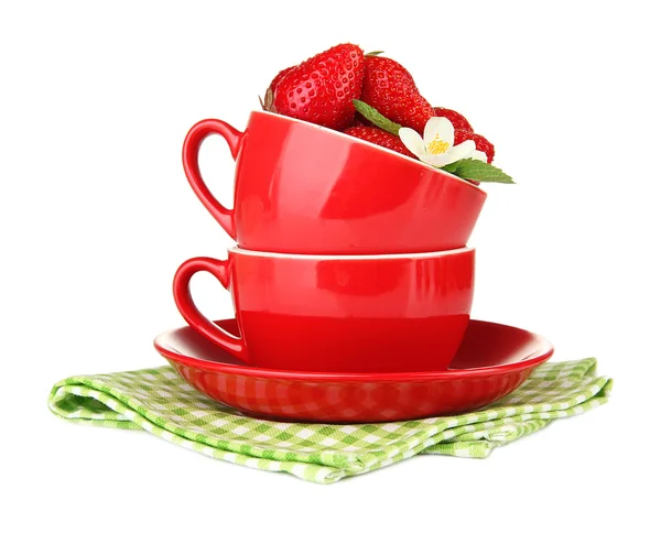 잘 익은 달콤한 딸기 빨간색 컵에 흰색 절연 — 스톡 사진