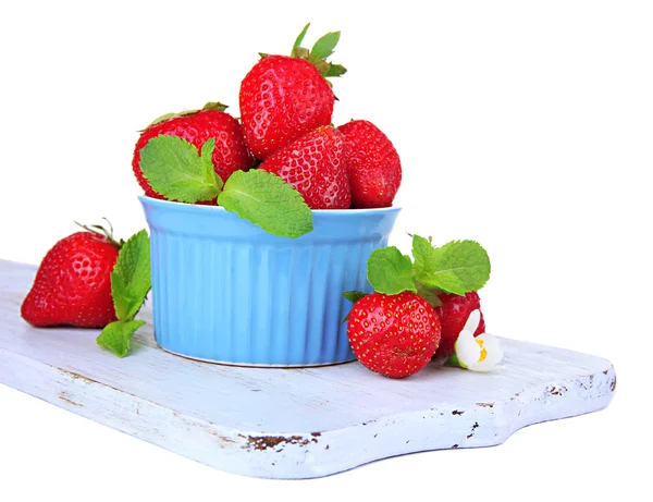 成熟的甜草莓在碗里上白色隔离 — 图库照片