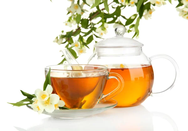 Taza de té con jazmín, aislado sobre blanco — Foto de Stock