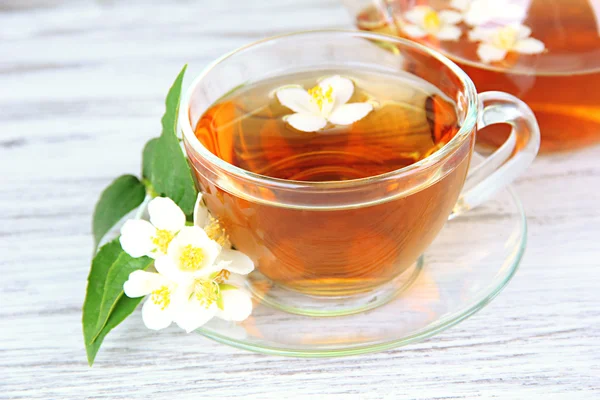 Tasse de thé au jasmin, sur table en bois, gros plan — Photo