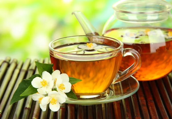 Tasse Tee mit Jasmin, auf Bambusmatte, Nahaufnahme — Stockfoto