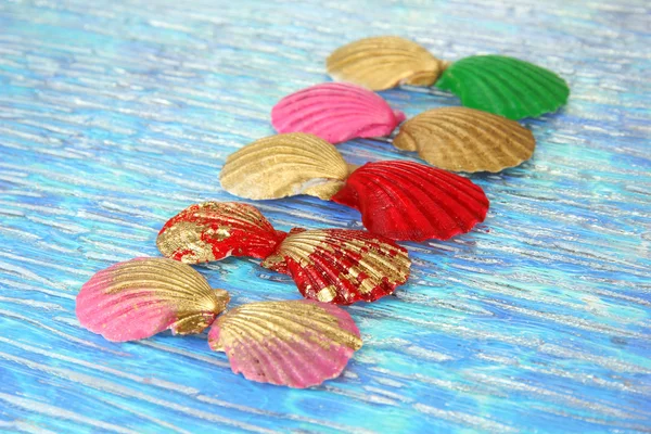 Conchas marinas de colores sobre fondo brillante —  Fotos de Stock
