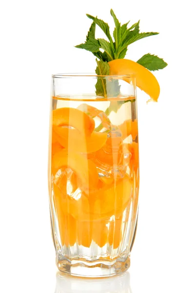 Glas van vruchten drankje met ijsblokjes geïsoleerd op wit — Stockfoto