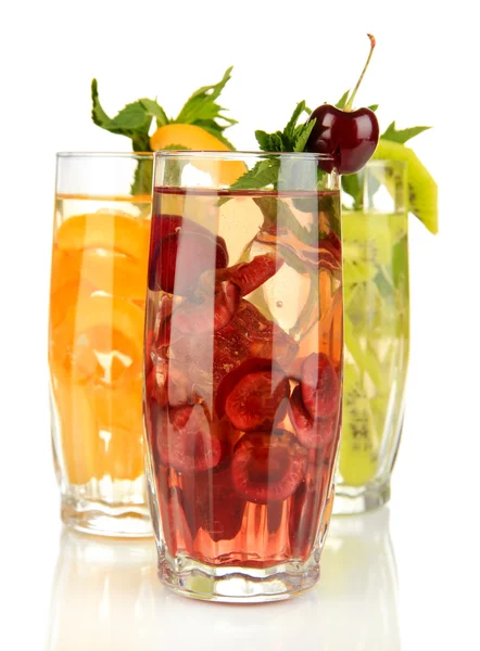 Vasos de bebidas de frutas con cubitos de hielo aislados en blanco — Foto de Stock
