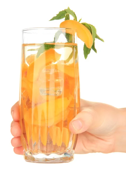Kieliszek napój owocowy z kostkami lodu w ręku na białym tle — Zdjęcie stockowe