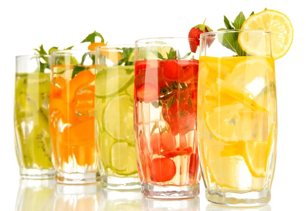 Glazen vruchtendranken met ijsblokjes geïsoleerd op wit — Stockfoto