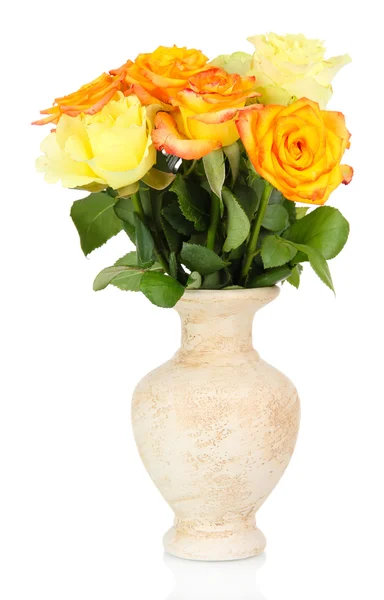 Красивый букет роз в вазе изолированы на белом — стоковое фото