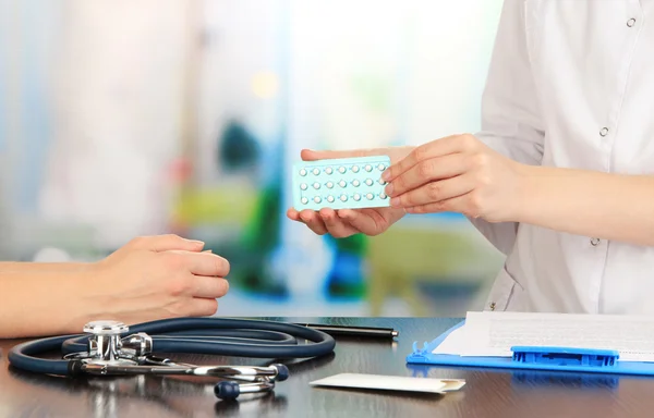 Гинеколог назначает пациента с гормональными таблетками — стоковое фото