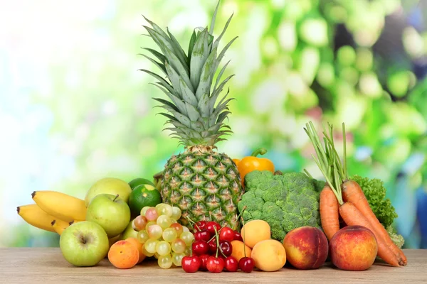 Assortiment van verse groenten en fruit op natuurlijke achtergrond — Stockfoto