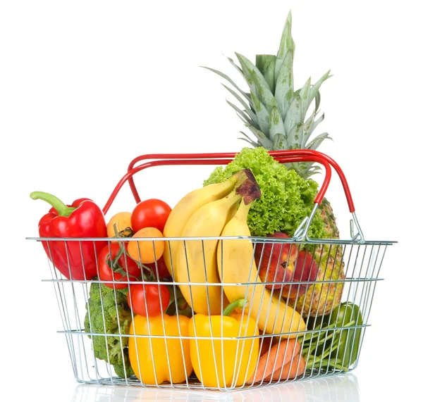 Taze meyve ve sebzeler üzerinde beyaz izole metal sepet çeşitleri — Stok fotoğraf