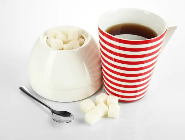 Teetasse und Zuckerdose auf weißem Hintergrund — Stockfoto