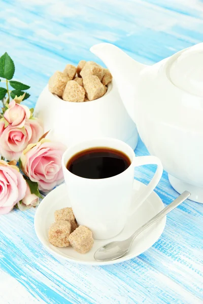 Tazza di caffè, teiera e zuccheriera su sfondo di legno a colori — Foto Stock