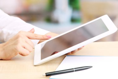 kafede dijital tablet kullanarak işçisi kadın ofis