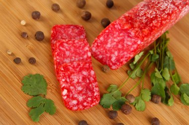 ahşap tahta yakın çekim üzerinde lezzetli salam