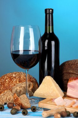 enfes natürmort şarap, peynir ve et ürünleri