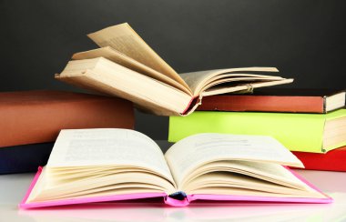 Gri arkaplan üzerine kitap yığını