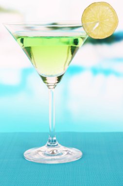 Yeşil tablo parlak zemin üzerine limon kokteyli
