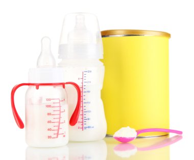 şişe süt ve gıda üzerinde beyaz izole bebekler için