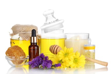 yağlar ve üzerinde beyaz izole bal kokulu bal spa