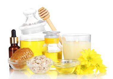 yağlar ve üzerinde beyaz izole bal kokulu bal spa