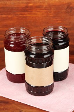 ahşap zemin üzerinde bankalarda lezzetli reçel