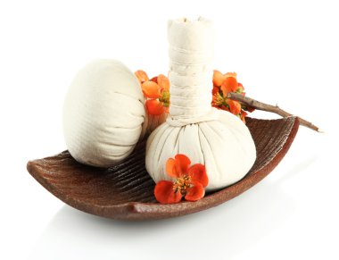 Bitkisel kompres topları kaplıca tedavisi ve üzerinde beyaz izole çiçekler için