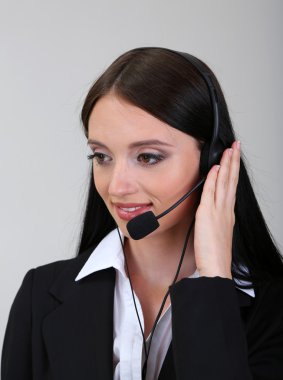 gri arka plan üzerinde çağrı merkezi operatörü