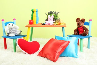Ekipman ve oyuncaklar ile modern çocuk odası