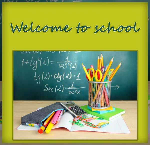 Volver a la escuela - pizarra con caja de lápiz y equipo escolar en la mesa —  Fotos de Stock