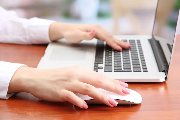 Mains féminines travaillant sur ordinateur portable, sur fond lumineux — Photo