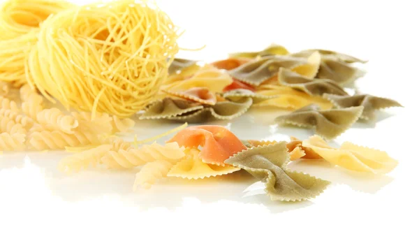Verschillende soorten pasta geïsoleerd op wit — Stockfoto