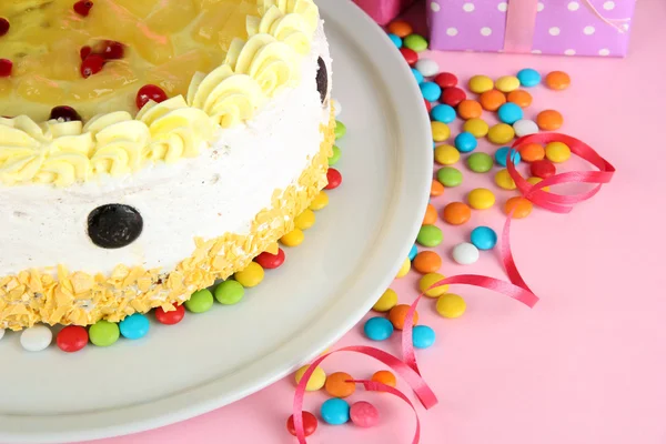 Gelukkige verjaardagscake en giften, op roze achtergrond — Stockfoto