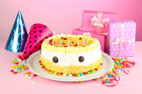 Χαρούμενα γενέθλια τούρτα και δώρα, σε ροζ φόντο — Φωτογραφία Αρχείου