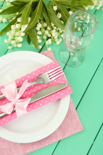 Configuração de mesa em tons de branco e rosa sobre fundo de madeira cor — Fotografia de Stock