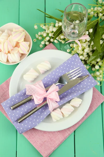 Configuração de mesa em tons violeta e rosa na cor de fundo de madeira — Fotografia de Stock