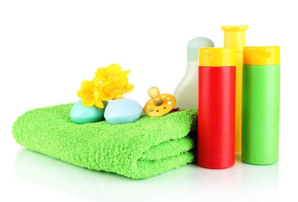 Cosmetici per bambini, asciugamani e sapone, isolati su bianco — Foto Stock