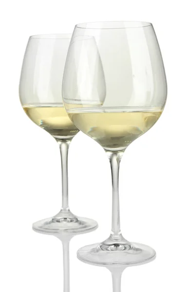 Dos copas de vino blanco, aisladas sobre blanco — Foto de Stock