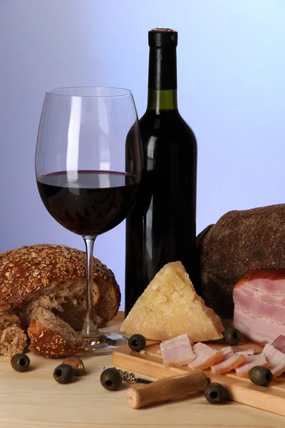 Exquisito bodegón de vino, queso y productos cárnicos — Foto de Stock
