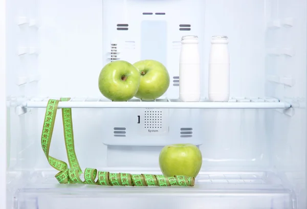 Réfrigérateur ouvert avec aliments diététiques — Photo