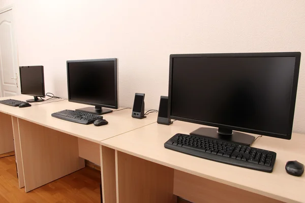 Υπολογιστές στα τραπέζια στο δωμάτιο — Φωτογραφία Αρχείου