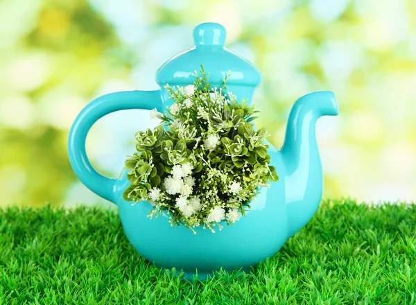 Pot avec des fleurs sur l'herbe sur le fond de la nature — Photo