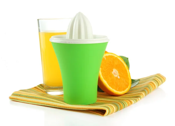 Presse à agrumes, verre de jus et d'oranges mûres, isolé sur blanc — Photo