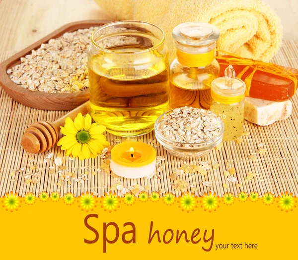 Fragrant honey spa with oils and honey on wooden table close-up — Stock Photo, Image